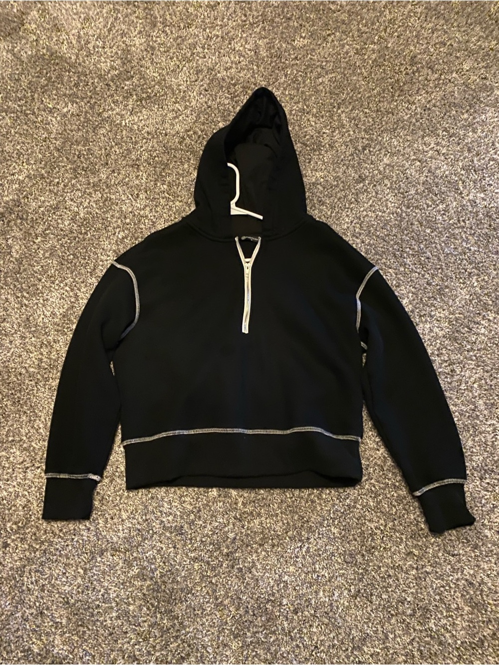 Women’s cropped sweatshirt.